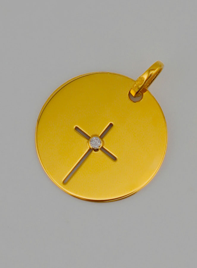 Medaglia Croce di Gesù Traforata in Oro e 1 Diamante (pic 3)